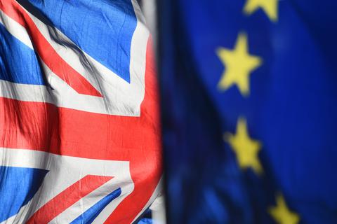 Eine Flagge der Europäischen Union und eine Flagge von Großbritannien wehen vor dem Parlament in Westminster.  Foto: dpa