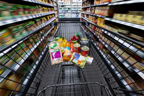 Die Preise bleiben gleich, allerdings könnten die Inhaltsmengen bei Lebensmitteln bald reduziert werden. Foto: dpa