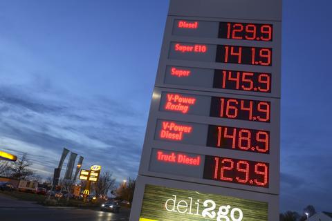 Durch die CO2-Bepreisung werden die Benzinpreise steigen und das deutlich.  Foto: Guido Schiek