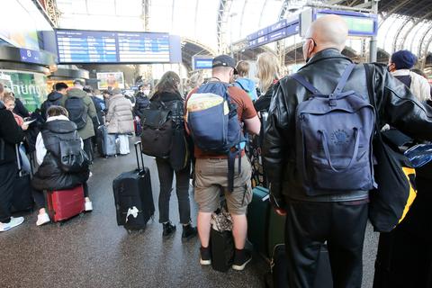Reisende stehen in langen Schlangen im Hauptbahnhof Hamburg am Reisezentrum an, nachdem der Fernverkehr in Norddeutschland zum Erliegen gekommen war.  Foto: Bodo Marks/dpa 