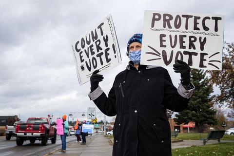 In Montana halten Aktivisten Protestschilder mit der Forderung: „Jede Wahlstimme zählt.“ Foto: dpa