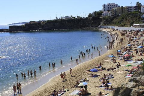 Badegäste am Strand von Sao Pedro do Estoril. Wegen der starken Verbreitung der Delta-Variante des Coronavirus schränkt die Bundesregierung die Einreise aus Portugal massiv ein. Foto: dpa