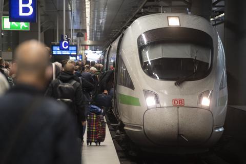 Unzählige Reisende sind am Samstag den norddeutschen Bahnhöfen gestrandet, weil der komplette Fernverkehr und teils auch der Regionalverkehr in weiten Teilen zum Erliegen gekommen ist.  Foto: Paul Zinken/dpa