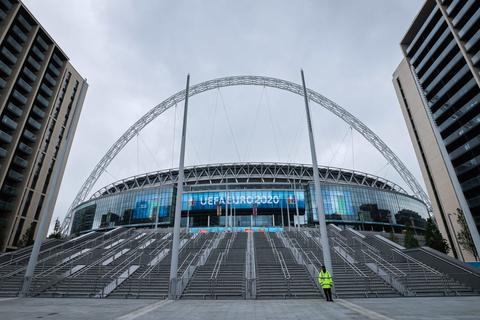 Der Haupteingang des Wembley Stadions in London.  Foto: dpa