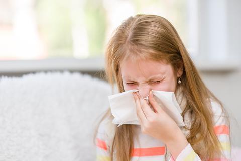 Das RKI vermutet, dass nun von einer zusätzlichen Zahl an Kindern und Jugendlichen auszugehen sei, die für akute Atemwegsinfekte empfänglich sind.  Foto: Ermolaev Alexandr - stock.adobe