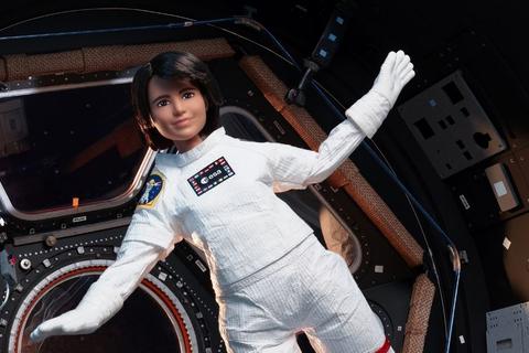 Die Spielzeugpuppe ist der italienischen Astronautin Samantha Cristoforetti nachempfunden. 2022 soll die frühere Kampfpilotin auf ihre nächste Mission im All aufbrechen.               Foto: ESA 