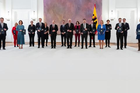 Bundespräsident Frank-Walter Steinmeier (Mitte) mit der neuen Bundesregierung im Schloss Bellevue. Foto: dpa
