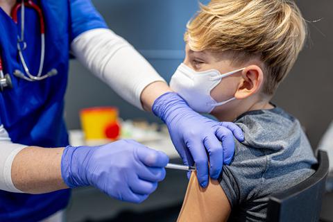 Ein Junge wird gegen das Coronavirus geimpft. Symbolfoto: dpa