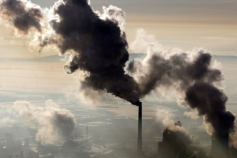 Luftaufnahme mit rauchenden Schornsteinen vom Kohlekraftwerk Schkopau und Chemiekonzern Dow Chemical bei Halle, Sachsen-Anhalt. Foto: dpa
