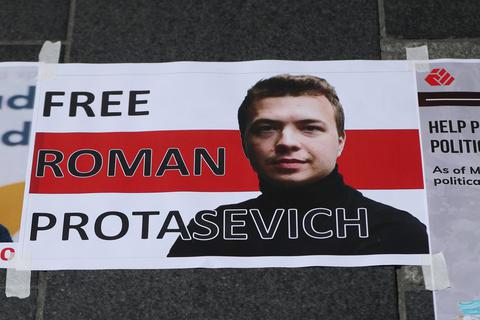 Ein Schild mit einem Porträt des verhafteten belarussischen Journalisten Roman Protassewitsch und der Aufschrift "Free Roman Protasevich" ("Befreit Roman Protassewitsch") ist bei einem Protest von Mitgliedern der belarussischen Gemeinde in Irland vor dem General Post Office auf den Boden geklebt.  Foto: dpa