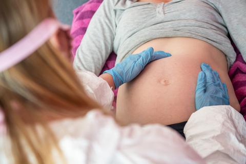 Eine Schwangere wird von einer Ärztin untersucht.  Foto: dpa