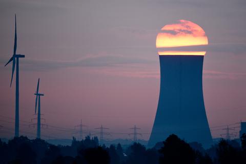 Die aufgehende Sonne hinter dem Kohlekraftwerk Mehrum: Die Umstellung der Energieerzeugung auf erneuerbare Energien soll Deutschland dem Ziel "Klimaneutralität" näher bringen.