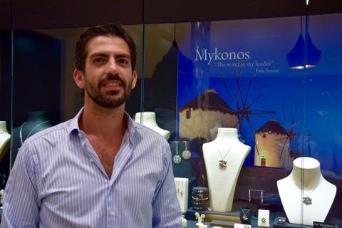 Fotis Poniros vor seinem Juweliergeschäft. Foto: Anja Kossiwakis