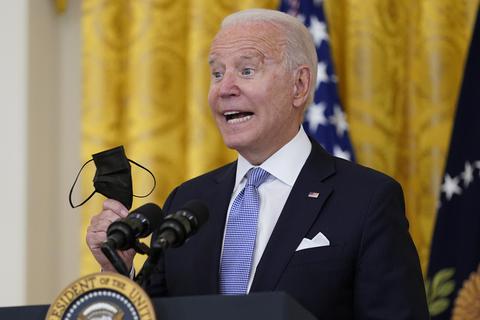Joe Biden, Präsident der USA, spricht im East Room des Weißen Hauses und hält seinen Mund-Nasen-Schutz. Biden hat die Corona-Pandemie für beendet erklärt. «Die Pandemie ist vorbei, aber wir haben immer noch ein Problem mit Covid», sagte Biden.  Foto: Susan Walsh/AP/dpa
