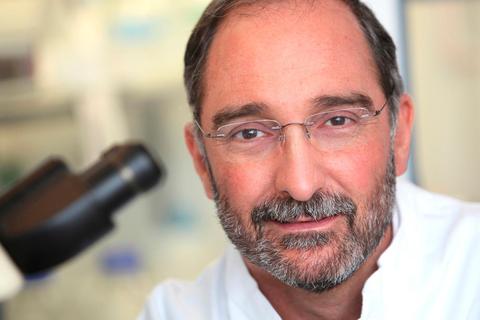 Carlos A. Guzman ist Leiter der Abteilung Vakzinologie und Angewandte Mikrobiologie am Helmholtz-Zentrum für Infektionsforschung in Braunschweig.  Foto: HZI/Heinz Gramann 