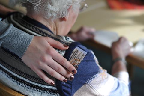Eine junge Frau legt die Hand auf die Schulter einer Seniorin. Viele Osteuropäerinnen sind in Deutschland in der 24-Stunden-Pflege. Foto: dpa