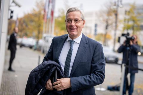 Präsidiumsmitglied Norbert Röttgen auf dem Weg zu einer Sondersitzung der CDU in Berlin. Foto: dpa