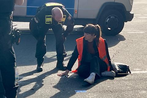 Carla Hinrichs, Klimaaktivistin und Sprecherin der Letzten Generation, blockiert zusammen mit weiteren Aktivisten die A100 am 
Berliner Hohenzollerndamm.  