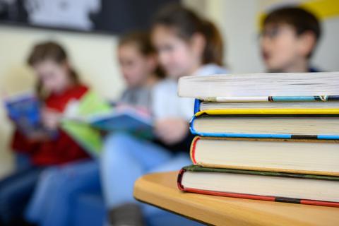 Kinder lesen in einer Grundschule. Jeder vierte Viertklässler in Deutschland kann einer Studie zufolge nicht richtig lesen. (Archivfoto)