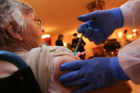 Seit der vergangenen Woche empfiehlt die Stiko eine Drittimpfung gegen das Coronavirus ab einem Alter von 70 Jahren. Archivfoto: dpa/Matthias Bein