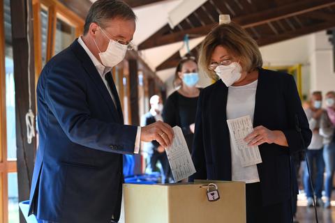 Union-Kanzlerkandidat Armin Laschet gibt in Aachen seinen Stimmzettel ab. Foto: dpa