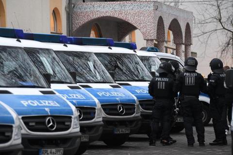 Polizisten auf dem Gelände der Bilal Moschee in Frankfurt am Main, die im Februar wegen Terrorverdachts durchsucht wurde. Foto: dpa 