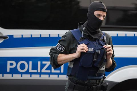 Polizeianwärter in Hessen erhalten von September an 150 Euro mehr Gehalt. Foto: dpa