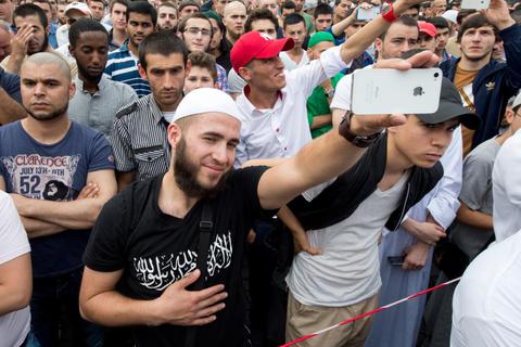 Das Violence Prevention Network soll Islamisten deradikalisieren. Unser Foto zeigt Anhänger des salafistischen Hasspredigers Pierre Vogel während einer Demonstration in Frankfurt 2013. Archivfoto: dpa  Foto: 