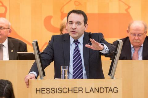Der hessische Kultusminister Alexander Lorz sieht die Schulen vor neuen Herausforderungen wie der Digitalisierung.Foto: dpa  Foto: dpa