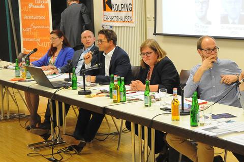 Im Landtags-Wahlkampf 2018 traten Catrin Geier (SPD, Zweite von rechts) und Manfred Pentz (CDU, Zweiter von links), hier bei einer Podiumsdiskussion der Kolpingsfamilie Eppertshausen) als Direktkandidaten gegeneinander an.   Foto: Jens Dörr