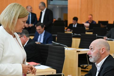 Beim Corona-Lockdown unterschiedlicher Meinung: Die beiden Fraktionsvorsitzenden Nancy Faeser (SPD) und René Rock (FDP). Foto: dpa
