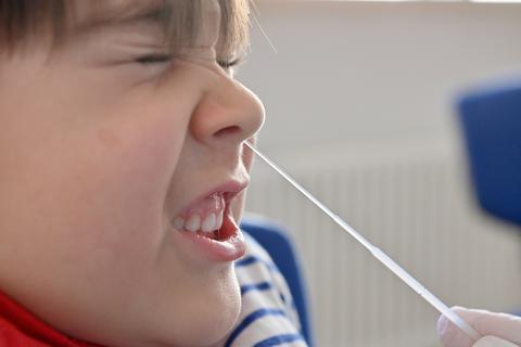 Das RKI empfiehlt für Schulen mittleriwele Tests im Mund statt der verbreiteten Nasenabstriche.  Foto: Peter Kneffel/dpa