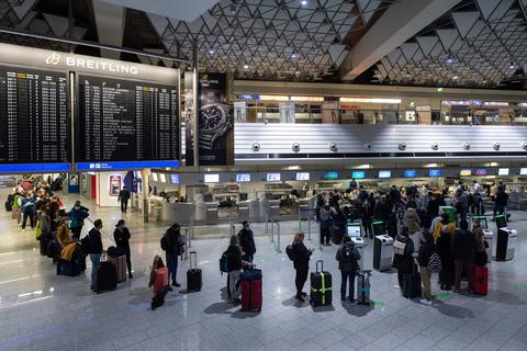 Passagiere stehen auf dem Flughafen Frankfurt am Check-In an. Foto: dpa