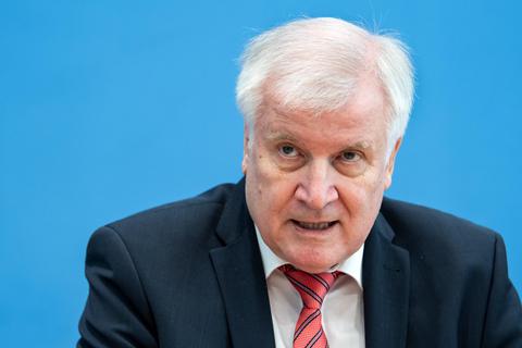 Horst Seehofer (CSU), Bundesinnenminister, folgte den Empfehlungen von Hessens Innenminister Peter Beuth, der schon 2019 ein Verbot angeregt hatte. Foto: dpa