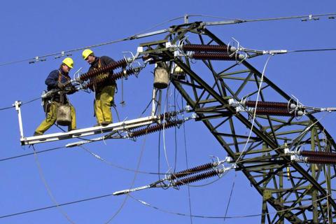 Der Ausbau der Stromnetze geht zwar nur langsam voran, er lässt die Kosten für den Strom aber steigen.Foto: dpa  Foto: dpa