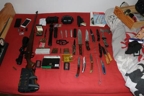 Einige der aufgefundenen Waffen und Gegenstände.  Foto: LKA