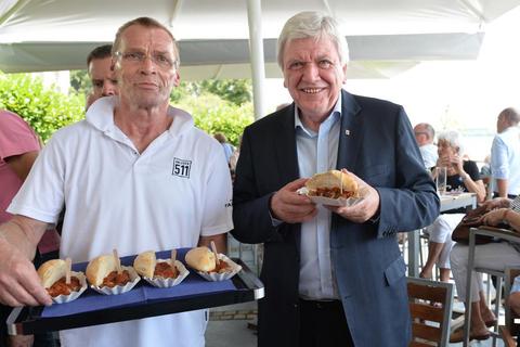 „Auf eine Currywurst“ war Volker Bouffier am Mittwoch in Eltville.Foto: Heibel  Foto: Heibel