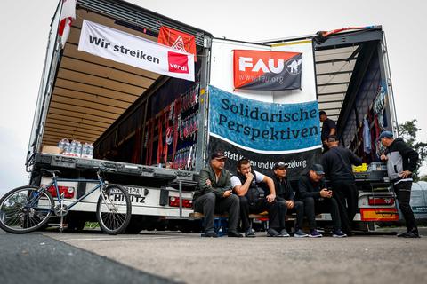 Seit sechs Wochen streiken rund 100 Lastwagenfahrer einer polnischen Spedition gegen ihren Arbeitgeber an der Raststätte Gräfenhausen. Sie kämpfen so um ausstehenden Lohn.