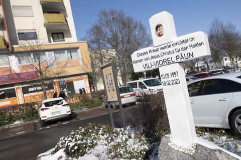Ein weißes Steinkreuz erinnert am Anschlagsort in Hanau-Kesselstadt an Vili-Viorel Paun, der hier am 19. Februar 2020 von dem Rechtsextremisten Tobias R. erschossen worden war.  Foto: dpa