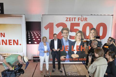 SPD-Spitzenkandidatin Nancy Faeser und der SPD-Generalsekretär Christoph Degen stellen in Frankfurt Inhalte und Optik der Kampagne vor.
