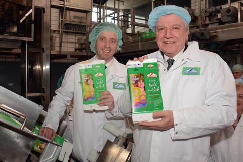 Schwälbchen-Chef Günter Berz-List (links) und Ministerpräsident Volker Bouffier präsentieren die neuen Kartons. Foto: wita/Martin Fromme  Foto: wita/Martin Fromme
