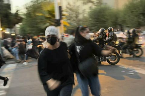 Zusammenstoß zwischen Demonstranten und Sicherheitskräften im Iran.  Foto: dpa