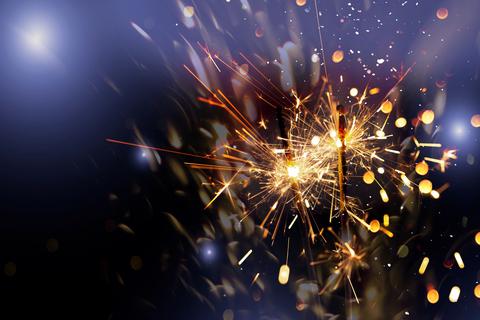 Zur Feier des neuen Jahrs werden Wunderkerzen abgebrannt. Symbolbild: drubig-photo - stock.adobe