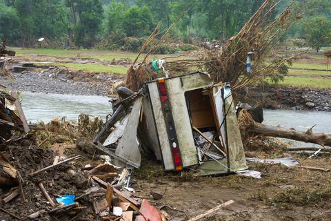 Ahrbrück: Die Trümmer eines Wohnwagens liegen auf einem von der Flut verwüsteten Campingplatz. Foto: dpa