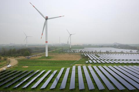 Im Ausbau der erneuerbaren Energien sehen die Grünen einen Weg zu günstigeren Preisen. Foto: dpa