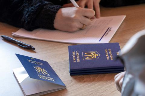 Menschen mit ukrainischem Pass melden sich in Deutschland. Foto: epd