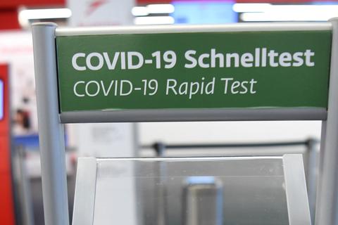 Ein Schild weist das Angebot für einen Covid-19-Schnelltest hin. An Flughäfen gibt es solche Angebote bereits.  Symbolfoto: dpa