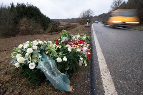 Blumen und Kerzen stehen an dem Tatort bei Kusel, an dem zwei Polizeibeamte bei einer Verkehrskontrolle erschossen wurden. Foto: dpa