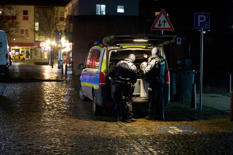Nach den tödlichen Schüssen auf zwei Polizisten bei Kusel nahm die Polizei am Montagnachmittag zwei Tatverdächtige in Sulzbach/Saar fest. Foto: dpa/Thomas Frey