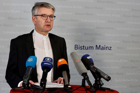 Der Mainzer Bischof Peter Kohlgraf bei der Pressekonferenz zur Missbrauchsstudie im Bistum Mainz.